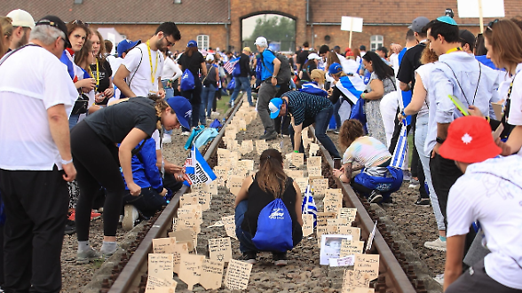&laquo;Seeing Auschwitz&raquo;: fotografie dall'orrore per non recidere il filo della memoria