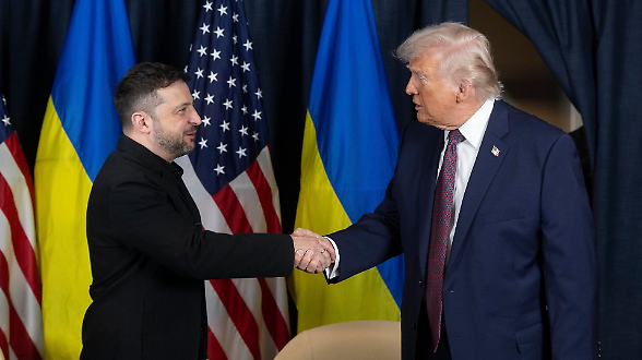 Zelensky parla con Trump e bacchetta l&rsquo;Europa. Oggi l&rsquo;incontro Usa-Russia-Ucraina