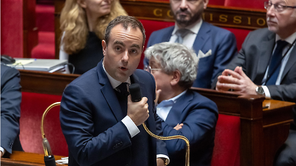 Il governo Lecornu rimane in piedi (per ora). Non passano le due mozioni di sfiducia sul bilancio