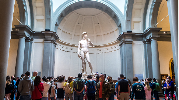 Turismo, la ricchezza che impoverisce. Nelle mani di pochi flussi e benefici