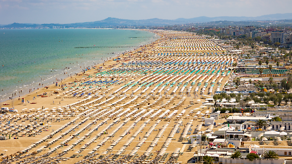 Part-time sulla carta e turni da 12 ore. E in riviera i controlli? &laquo;Mai visti&raquo;