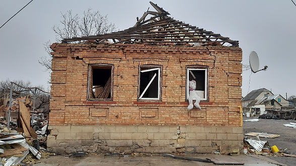 Bianco sangue: nel Donbass, sospeso tra bombardamenti, gelo insopportabile e trattative