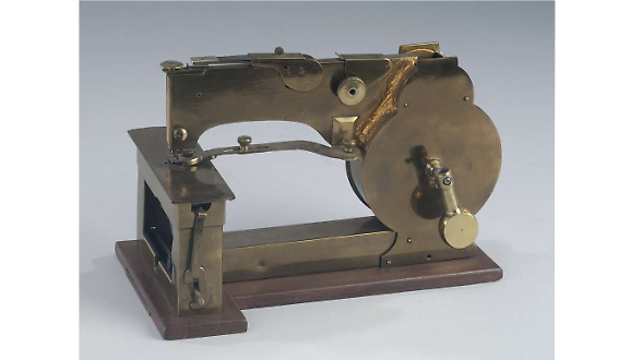 Un libro che racconta la vita sconosciuta dell'uomo che invent&ograve; la macchina da cucire