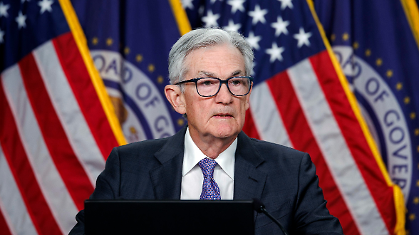 La Federal Reserve rinvia il taglio dei tassi Usa. Trump: &laquo;Fantastico il deprezzamento del dollaro&raquo;