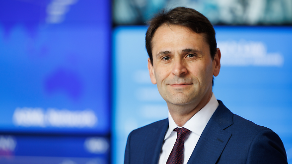 Conti record per l&rsquo;olandese Asml ma 1700 tagli al personale. Il paradosso dell&rsquo;azienda indispensabile per la filiera dei chip