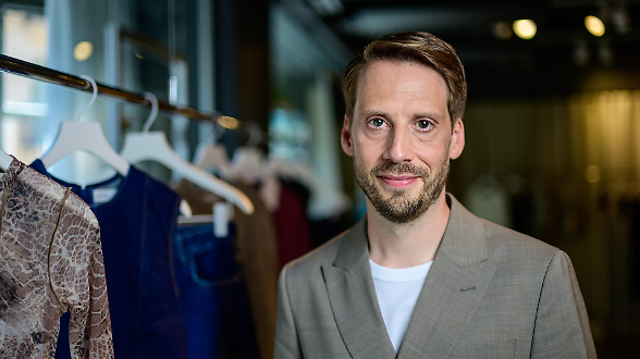 H&M rallenta nel '25, ricavi in calo a 21,6 miliardi. Prosegue la razionalizzazione dei negozi (-4%)