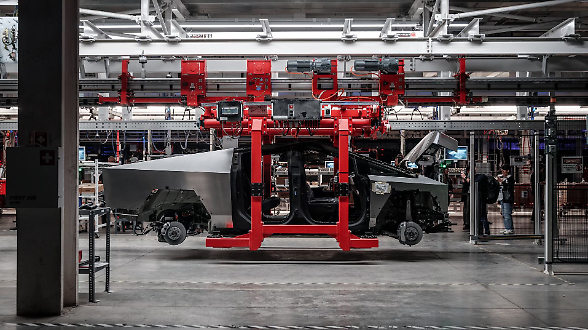 Tesla, gi&ugrave; utili e ricavi. Musk punta tutto su Ai e robot