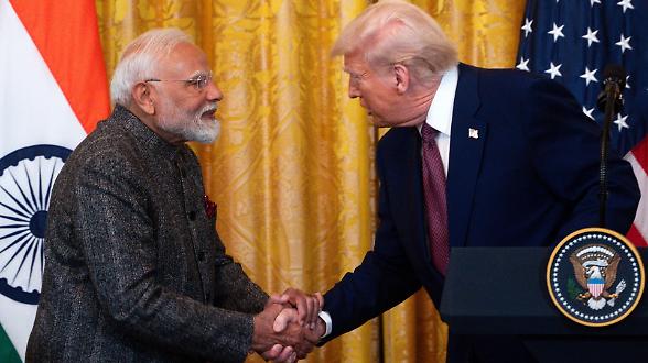 L&rsquo;India promette: basta petrolio russo. E Trump abbassa i dazi