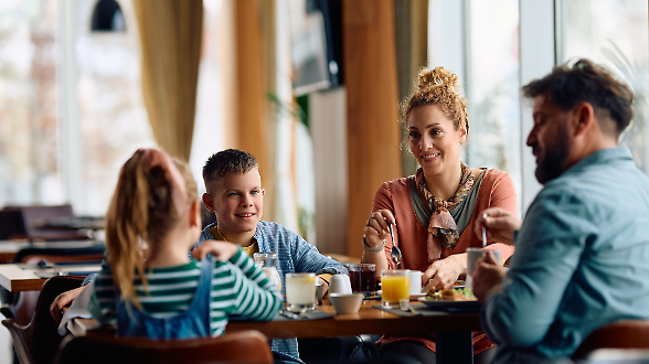 Consumi fuori casa, gli italiani escono meno (soprattutto al bar) ma lo scontrino sale del 4,5%. Cresce la mensa aziendale
