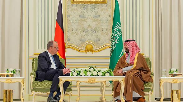 Merz in missione nel Golfo. Obiettivo: assicurarsi il Gnl in cambio di forniture di armi