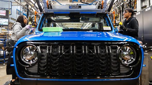 Stellantis, l'elettrico costa caro: oneri straordinari da 22 miliardi. Il titolo crolla del 25% in Borsa