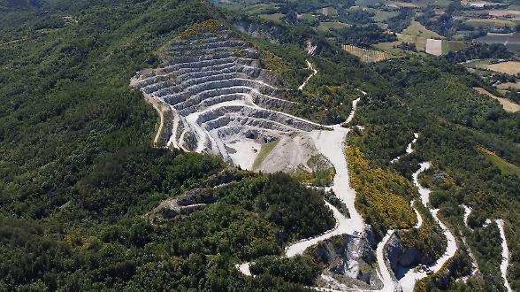 A Casola il gesso vale pi&ugrave; del turismo. Saint-Gobain ritira il ricorso al Tar. L&rsquo;Unesco non fermer&agrave; la cava attiva