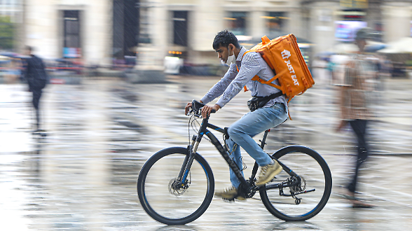 So, eppure ordino. Cresce il cibo a domicilio. Anche i pi&ugrave; giovani ignorano le condizioni di lavoro dei rider