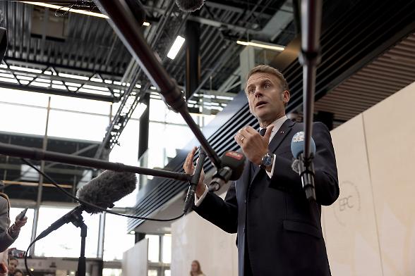 Macron: &laquo;L&rsquo;Europa riapra canali di comunicazione con la Russia, ma senza ridurre la pressione&raquo;