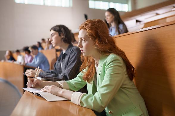 Universit&agrave; senza futuro? No: universit&agrave; senza tempo per insegnare e ricercare