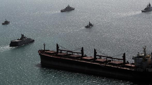 Arrivano le armate, ma gli Usa prendono tempo: &laquo;Tra 10 giorni sapremo cosa succeder&agrave; in Iran&raquo;