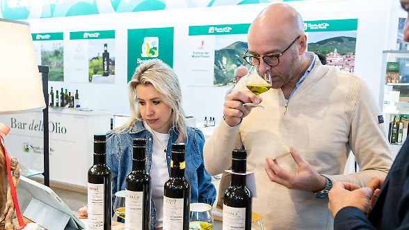 Veronafiere, torna il Salone dell&rsquo;olio. Nel &rsquo;25 l&rsquo;export rallenta in valore