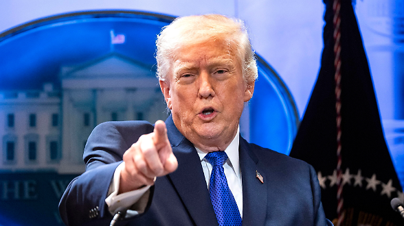 Trump torna all&rsquo;attacco e alza i dazi per tutti. &laquo;Subito dal 10 al 15%&raquo;