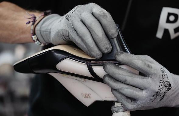 L&rsquo;industria calzaturiera arretra nel 2025. Tengono i consumi interni, gi&ugrave; l'export