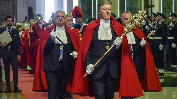 Dalla moda all&rsquo;acciaio. Quando la politica arretra, la magistratura avanza