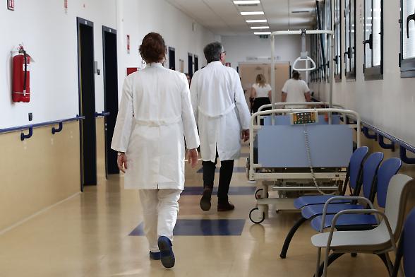 Sanit&agrave;, firmato l&rsquo;accordo dei medici: in arrivo aumenti medi da 491 euro