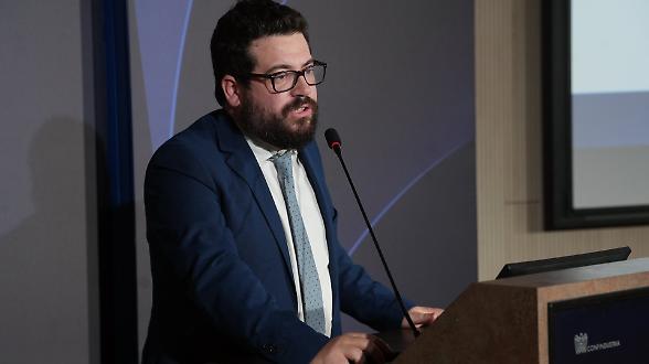 Tutto il sistema, fino alle imprese, ha smarrito la forza di formare leadership. Non c&rsquo;&egrave; pi&ugrave; visione, n&eacute; cultura condivisa, solo gestioni che amministrano il passato. Cos&igrave; il vuoto alimenta populismi 