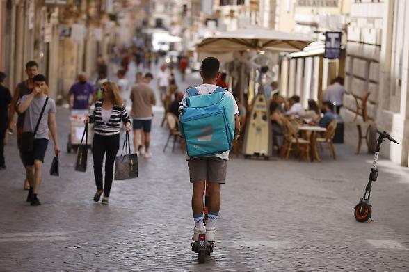 Caporalato, il gip di Milano convalida il controllo giudiziario di Deliveroo