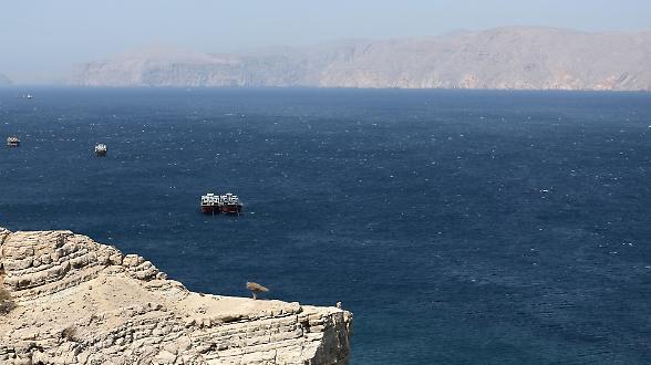 L'antico covo di pirati dove passa un quinto di Gnl e petrolio globale