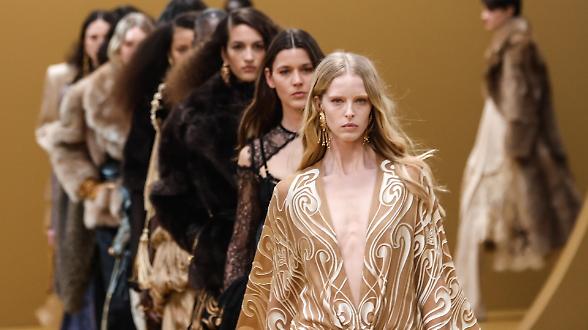 Paris Fashion Week, il lusso allo specchio, tra fiaba d&rsquo;&eacute;lite e brutalit&agrave; del presente