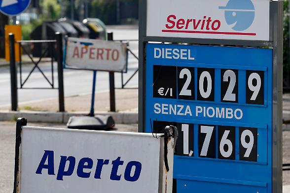 Tensioni in Medio Oriente, l&rsquo;allarme di Confcommercio e Cna sui costi dell&rsquo;energia: &laquo;Possibili rincari fino al 40%&raquo;