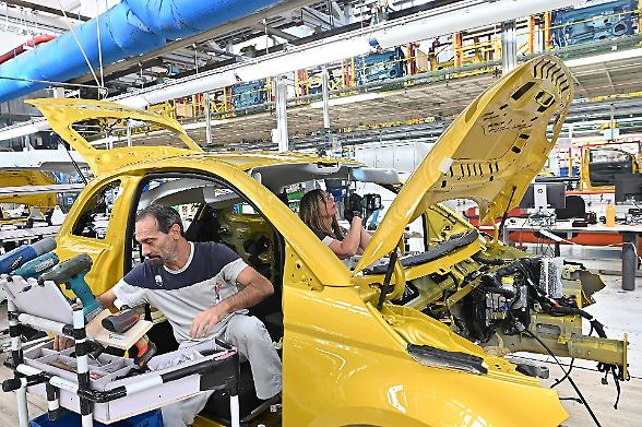 L'ibrido salva i conti dell'auto Ue. &laquo;Sta tenendo in piedi l&rsquo;industria&raquo;