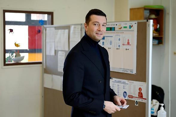 Socialisti avanti a Parigi. A Sud cresce la destra