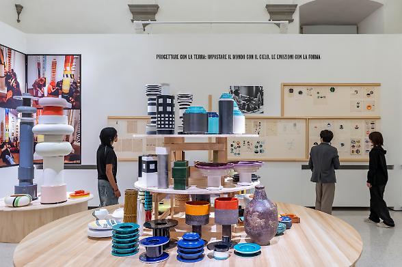 L&rsquo;opera visionaria ed eclettica di Ettore Sottsass, all&rsquo;insegna dell&rsquo;emozione e del &ldquo;fare a mano&rdquo;