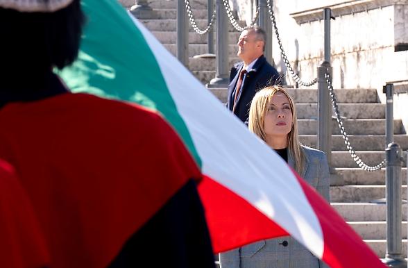 Meloni: &laquo;Non si vota su di me&raquo;. Schlein: &laquo;Strumentalizza l&rsquo;attualit&agrave;&raquo;