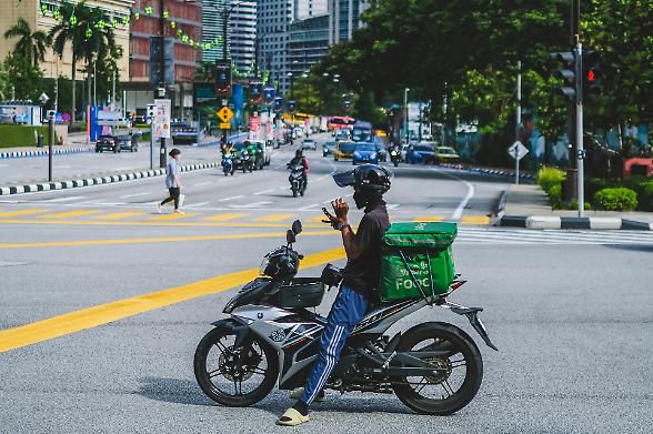 Il dilemma dei rider, aumentare la paga minima per consegna non basta