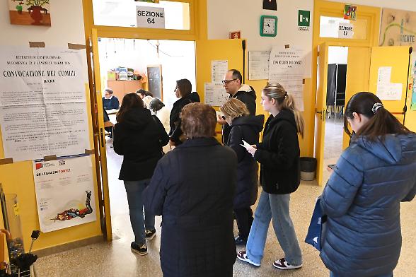 Referendum, &egrave; corsa ai seggi elettorali. Alle 19 aveva votato il 38,6% degli aventi diritto