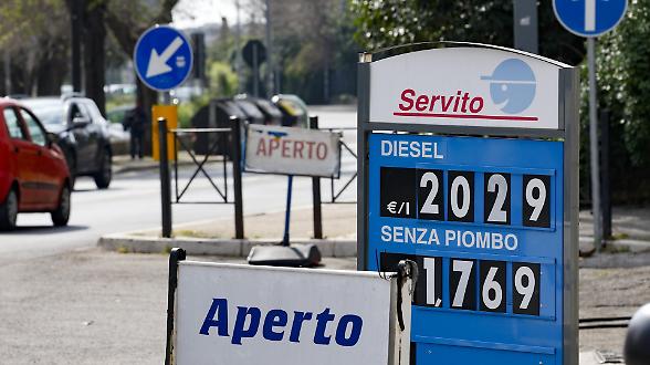 Rincari sui carburanti, il governo valuta nuovi tagli
