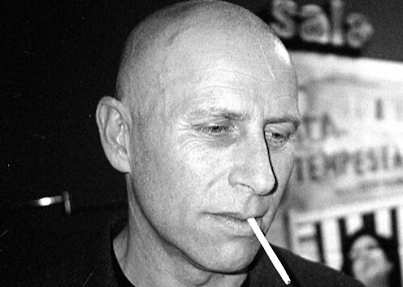 Lavorare uccide. Vitaliano Trevisan riparte da Verdier per il suo Works: ritratto lucido della precariet&agrave; 