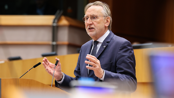 La crisi energetica spinge l&rsquo;Europa  ad accelerare il passo sui dazi. S&igrave; con riserva all&rsquo;intesa con Washington