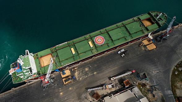 Il blocco di Hormuz strozza anche la logistica del regime