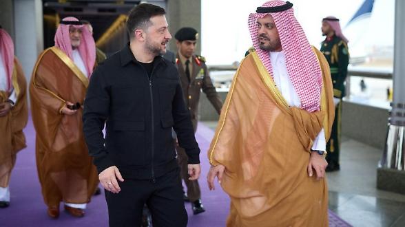 Zelensky in missione nel Golfo. Partnership con il Qatar per la produzione di droni