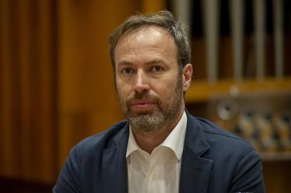 Plures corre con risultati a doppia cifra e investimenti a quota 547 milioni. Confermato l'acquisto del 98% di Publiacqua