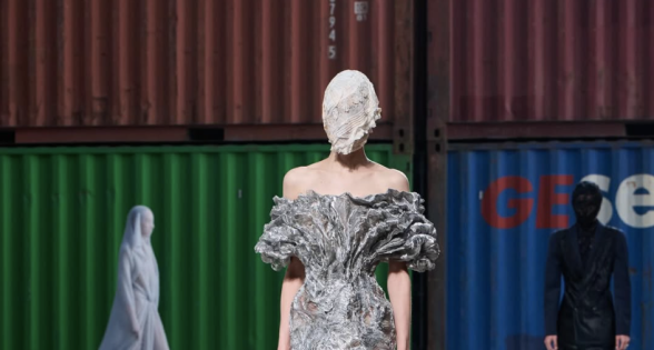 Maison Margiela porta le sue bambole couture a Shanghai