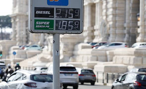 Taglio delle accise. Proroga del Governo fino al primo maggio