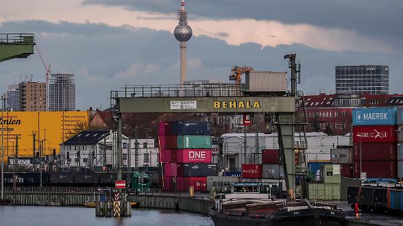 Il blocco di Hormuz dimezza l'andamento del traffico delle merci su scala globale