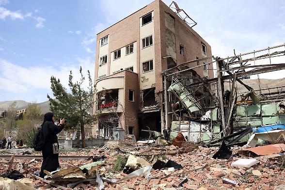 Trump ribadisce l'ultimatum: &laquo;48 ore per aprire Hormuz o sar&agrave; l'inferno&raquo;. Raid iraniani su Gerusalemme