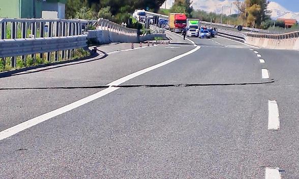 Frana in Molise, Italia divisa in due. Summit al Mit per riattivare l&rsquo;A14 e i treni entro venerd&igrave;