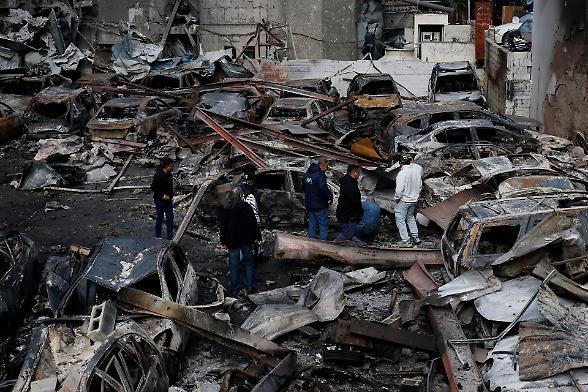 Nuovi raid su Beirut, Hormuz resta chiuso. Ma Trump si dice &laquo;molto ottimista&raquo;