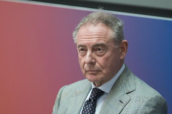 Urso striglia le compagnie.  Adeguare i prezzi alla pompa quando cala il greggio