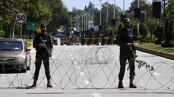 I preparativi per il tavolo negoziale. Teheran chiede lo stop ai raid su Beirut. Gli Usa: &laquo;Non prendeteci in giro&raquo;